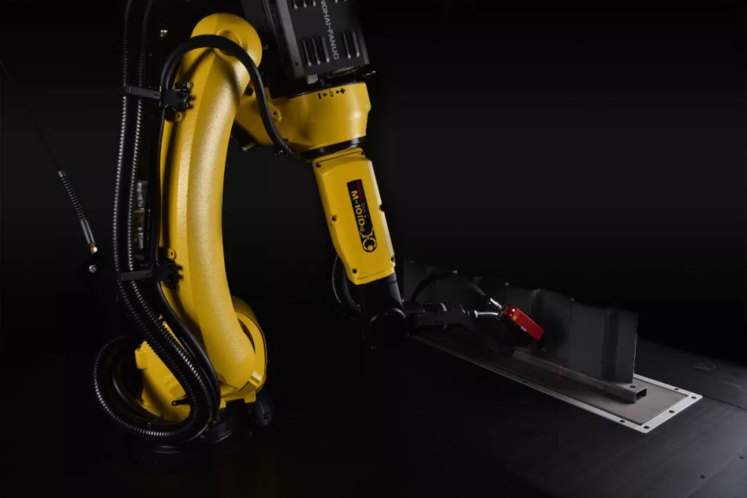 全新一代智能焊接机器人